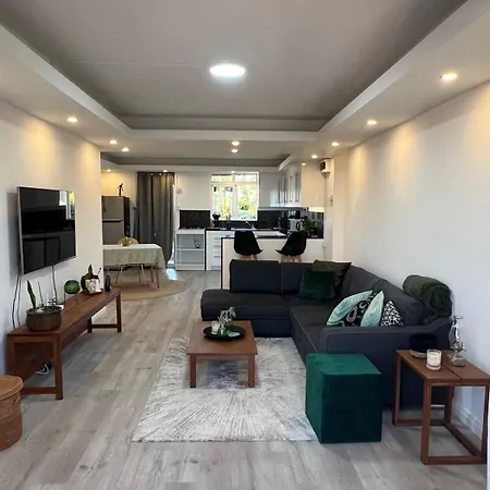 Serene And Cozy Stay At Floreal
